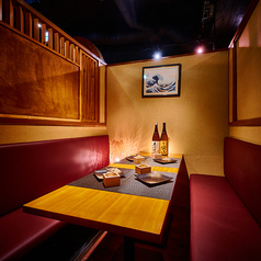 団体利用に対応できる広めの個室は、歓送迎会や同窓会などの大切な集まりに人気です。人数に応じて席を調整でき、最大規模の宴会にも対応可能。完全個室なので周りを気にせず賑やかに過ごせます。焼き鳥や海鮮、和牛など幅広い料理が揃うコースもご用意しており、団体利用でも満足度の高いひとときをお約束します。