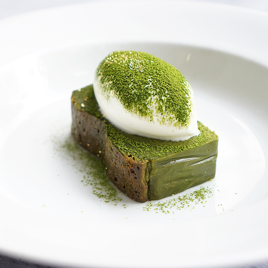 1番人気の抹茶のガトーショコラ♪当店パティシエが丁寧に作り上げた濃厚なガトーショコラ♪