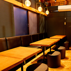 広々としたテーブル席は、開放感がありながらも落ち着いて過ごせるレイアウトが魅力。木の質感を活かしたテーブルが心地よく、とうふ料理を囲む会食にも最適です◎席の間隔もゆったりと確保されているため、周りを気にせずリラックス。カジュアルな接待や友人との記念日など、幅広いシーンに寄り添います♪