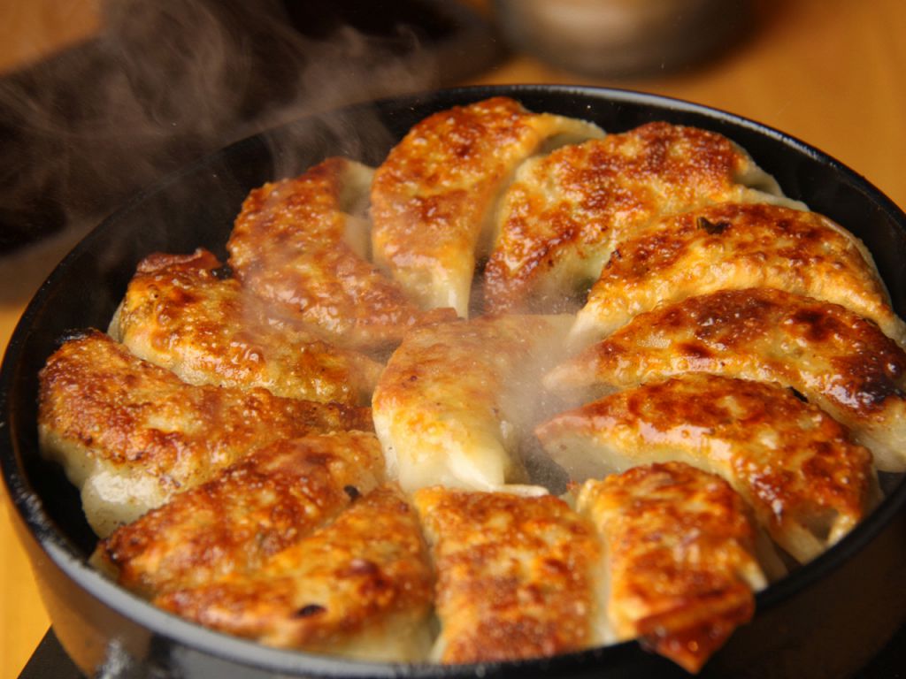 博多名物【一口鉄板餃子】　鉄板をはみ出すほどの巨大な羽が特徴！