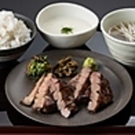 お店名物の厳選した仙台牛をはじめ、宮城の県内産にこだわった食材を様々な料理に使用しております。