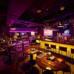 広々としたテーブルにお料理やワインを並べて、お連れ様との時間をお愉しみいただけます。