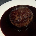 料理メニュー写真&nbsp;お肉だらけののハンバーグ、赤ワインソース