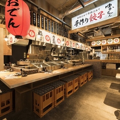 【ほっとするひとときを◎】焼きたて餃子を囲み、会話も箸も止まらない楽しいひとときを過ごせるテーブル席。さらに、もつ鍋の湯気に包まれた温かみのある空間で、気取らずゆったりとお寛ぎいただけます。仲間との語らいや、ほっと一息つきたい時にもぴったりです♪お腹も心も満たされる、楽しいひとときをご堪能ください。