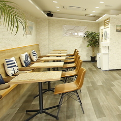 2名掛けのテーブル席は6卓ご用意しています！カジュアルな雰囲気で、地元のご友人とのおしゃべりや集まりにぴったりなスペースです♪