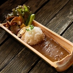 神石牛を贅沢に使ったカレーライス！柔らかい牛すじとスパイシーな特製ルーが絶妙に絡み、至福の味★