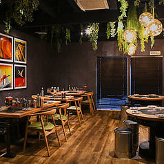 【2F】木の温もりを活かした内装と豊かな緑が特徴です。8名様で使える円卓鉄板もご用意しております。