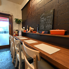 温かな木の質感が心地よいカウンター席は、静かに食事を楽しみたい方に人気。シェフとの会話を交えながら、おすすめの一皿やペアリングを相談できるのも魅力です。