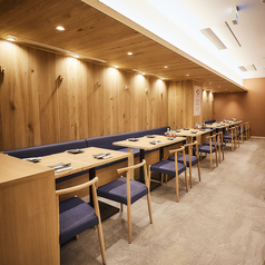洗練された和の空間が広がる店内は、特別な日のお食事や大切な方とのお集まりにも最適。上質な個室空間と落ち着いた雰囲気が非日常感を演出し、料理やお酒をより一層引き立てます。博多駅近くで本格海鮮と上質な時間を楽しむなら、ぜひ当店へお越しください。