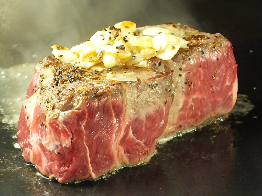 その大きさに圧倒！！名物「肉の塊ステーキ」は高コストパフォーマンス！