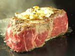 その大きさに圧倒！！名物「肉の塊ステーキ」は7円/gの高コストパフォーマンス！