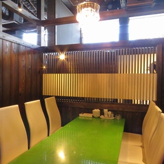 ＜2＞緑のシャンデリア個室　ビビット緑のテーブルと温かみのあるシャンデリアが魅力的な空間な個室。最大6名までご利用可能です。（席の指定がある場合は予約時の備考欄にどの個室が良いか番号を明記して頂けると幸いです。※予約時によっては埋まっている可能性がございます。）