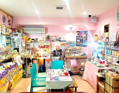 カフェスペース中央がメイン席で2～5人ほどでわいわいしていただけます。置くの壁側２人席は1～2人でご利用できるお席です。