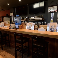 目の前で料理している風景を楽しめるカウンター席をご用意しています。食事が一層特別なものになります。おひとり様も大歓迎ですので、お気軽にお越しください。自分だけの時間を楽しみながら、こだわりの料理を味わってみませんか？心温まるひと時をお約束します。