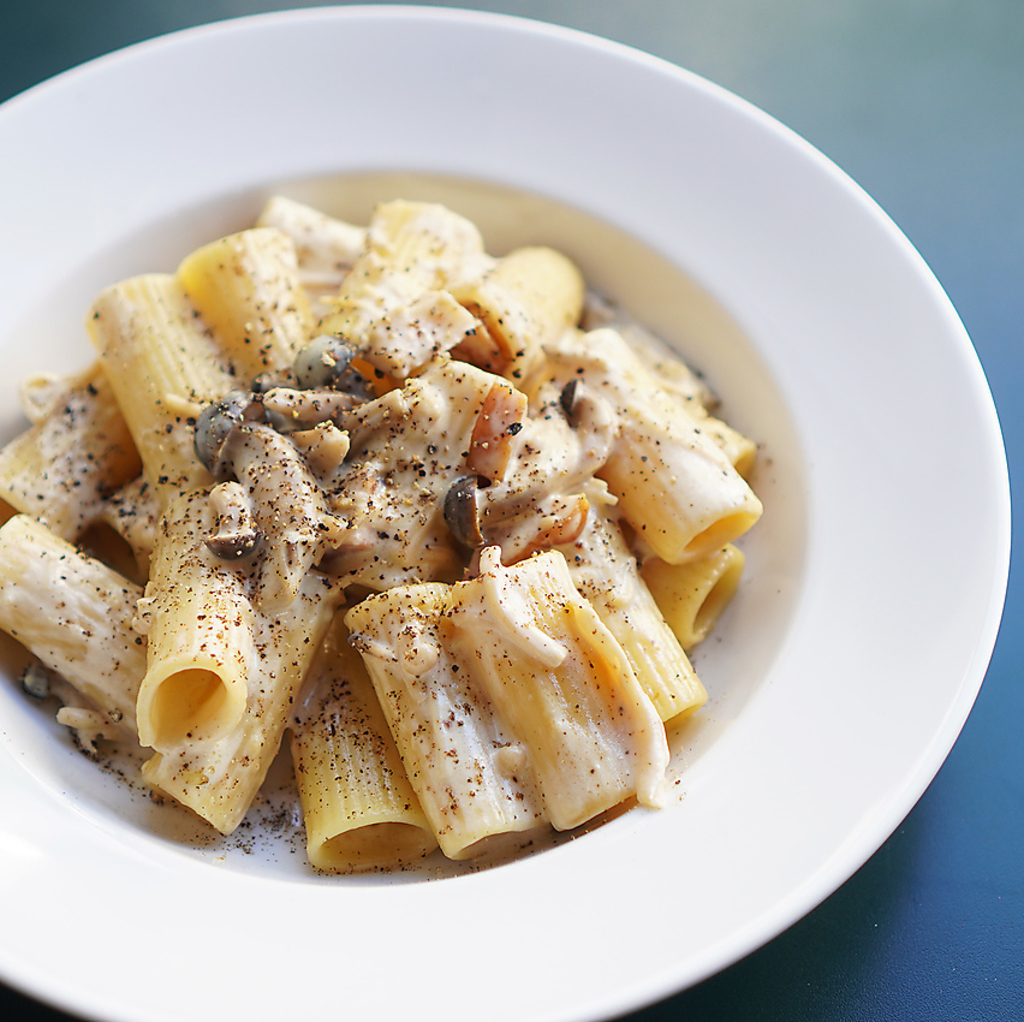 ベーコンときのこのクリームリガトーニ　芳醇なきのことベーコンの うま味が絡むクリームパスタ