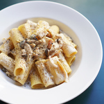 ベーコンときのこのクリームリガトーニ　芳醇なきのことベーコンの うま味が絡むクリームパスタ
