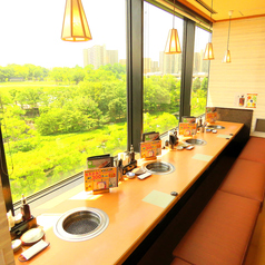 1人焼肉もできます。但馬屋自慢のお肉と景色をご堪能ください。無煙ロースター・座敷・掘りごたつ式です。※平日11:00-13:30迄は1名様専用席となります。