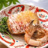 大将が丁寧に剥くから会話も弾む！極上の毛ガニ甲羅盛り