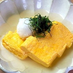 出汁に浸っただし巻き卵