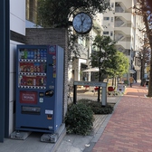 東京メトロ銀座線の「外苑前駅」A1出口を出たらそのまま道沿いに進みます♪郵便局が見えたらその交差点を左に行き、この自販機と時計まで進みます♪