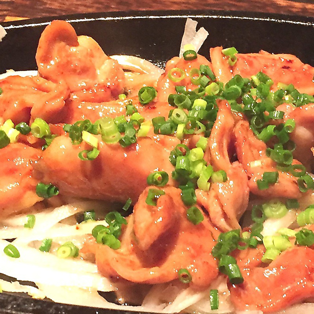 希少部位「鶏ハラミ」のプリプリ食感を堪能できる、じゅーじゅー鉄板焼きは病みつきになります♪