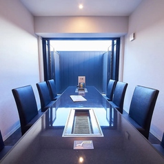 【気持ちいい8名様用テラス席♪】女子会や友人同士の集まりなどにぴったりの8名様用テラス席は、モダンでオシャレな雰囲気。レザーのイスでさらに高級感アップ♪柔らかに照らす照明もグッド♪