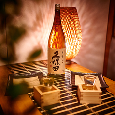 扉付きの完全個室で過ごす少人数空間は、親しい人との時間にぴったり。落ち着いた照明と和モダンな内装が、ゆったりとした雰囲気を演出します。カップルのデートや友人との語らいはもちろん、仕事帰りに同僚と立ち寄るのにも最適。お料理とお酒を囲みながら、気兼ねなくくつろげる特別な時間をお楽しみください。