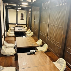 最大20名様までご利用いただける席をご用意 さまざまなシーンでご利用できこちらの席からは中庭を眺める事ができます。