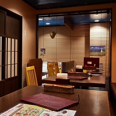 店内の奥まったスペースにあるお席は、隠れ家のような落ち着きがあります。周囲の視線をあまり気にせずにお食事ができるため、大事な話がある時や、静かに食事を楽しみたいシーンに重宝します。落ち着いた夜のディナーに◎