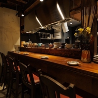 ぬくもり感じる木の空間/スタッフとの距離が近い特等席