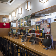 カウンターは10名様まで横並びでお座りいただけます。お1人様のご利用やお2人様のご利用に最適です！