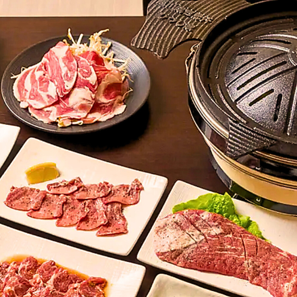 120分飲み放題付きのお得なコース5500円(税込)！4種のラム焼肉とライス、サラダが付いています。