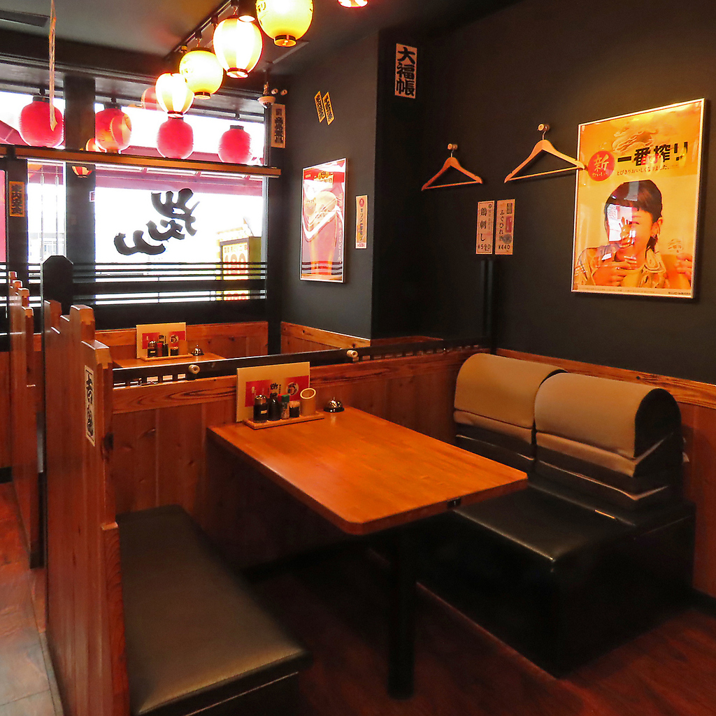 赤い看板と提灯が目印！最寄り駅から徒歩3分でアクセス抜群です★集合しやすいので飲み会にぴったり