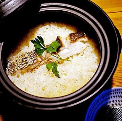 木のぬくもりを感じる大人の隠れ家。自慢の鯛めしと30種類以上の日本酒をご堪能あれ