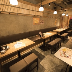 【本場博多の屋台の雰囲気】活気のある雰囲気が特徴の店内。大人気の飲み放題付きコースも4,000円～各種ご用意！会社のご宴会や友人との少人数宴会・女子会・二次会など、様々なシーンでご利用いただけます。博多劇場で心ゆくまで満喫し、心温まるひとときをぜひ皆さまでお過ごしください。