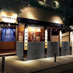 最大80名様まで収容可能な広々とした店内で、大規模な貸切宴会を。会社行事や同窓会など、大人数での一体感を楽しめます。