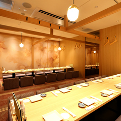 【完全個室を多数完備】28名様まで対応可能な落ち着いた雰囲気の完全個室を完備。静かでくつろげる掘りごたつの完全個室など、上質な個室が多数ございます。仲間内の飲み会や会社宴会、ご接待などシーンに合わせてお部屋をご用意いたします。ご希望のお部屋がありましたらご予約時にお伝えください。
