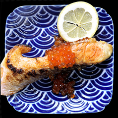 鮭の切り落とし炭火焼　ガーリックバター＋いくら