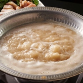 【添加物無使用“水炊き”】鶏ガラと水を大鍋で8時間以上じっくり炊いた添加物無使用の水炊きは絶品♪滑らかでやさしい味わいの白濁スープは コラーゲンたっぷりです！ 