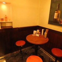 グループでの食事や会話におすすめです。 お料理とともに楽しい時間をお過ごしください。 人数に応じて柔軟な対応ができ、テーブル席で心地よく過ごせます。 最大6名様まで対応可能です!