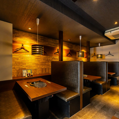 店内は開放感あふれる広々とした造りになっており、車椅子のお客様もご入店いただける環境です◎通路もゆとりを持って設計されているため、ベビーカーをご利用のご家族様も安心してお過ごしいただけます。周囲に気兼ねすることなく、最高級の黒毛和牛を囲んで賑やかなひとときをお楽しみください。