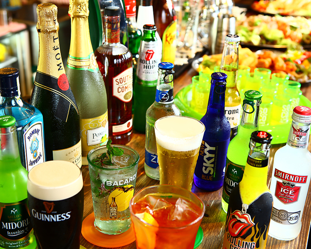 フリー飲み放題は2時間2000円☆お酒を片手にダーツで盛り上がる！