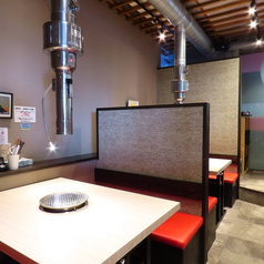 ご家族やご友人とのご利用や、ちょっとした飲み会の時等にもオススメなテーブル席がございます。広いテーブル席でゆったりお食事をお楽しみいただけますので是非ご利用ください。少人数でのお集まりや女子会にもぴったり◎