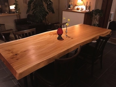 店舗中央、大きな木製一枚板のテーブル席です。店内が一望でき、テーブルも広々とお使い頂けます。2～6名様対応可能。