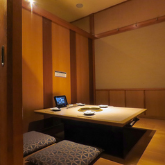 【4名様用の完全個室掘りごたつ席】足を伸ばしてリラックスできる掘りごたつ席は、お子様連れのお客様にもおすすめ。