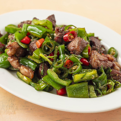 羊肉と赤、青唐辛子の辛み炒め（小炒羊肉（超辛い））