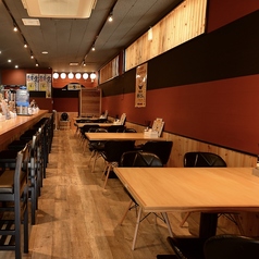 ゆったりとくつろげるテーブル席は、少人数の食事会や女子会にぴったりです。リラックスした雰囲気の中で、友人たちとおいしい料理を楽しみながら、心温まるひと時を過ごしましょう。会話も弾むこと間違いなしです。特別な時間を、ぜひご堪能ください。楽しい思い出を一緒に作りましょう！