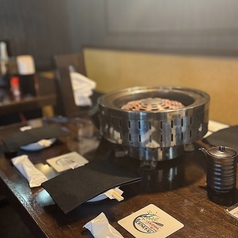 四人掛けのテーブルをご用意。友人や家族とのお食事などにおすすめのお席です。