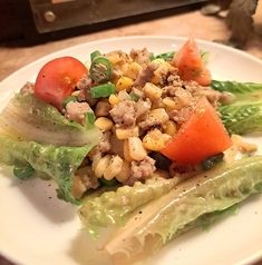 豚ととうもろこし、青唐の温かい肉サラダ