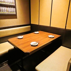 る座敷席は中規模のお集まりにもおすすめです。飲み放題付コースはご予算やご利用シーンに合わせてお選びいただけるので、様々なご利用シーンに最適です。